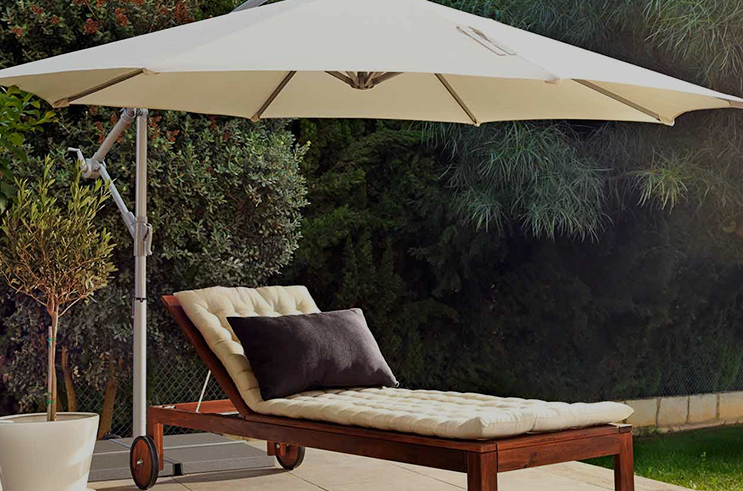 Veranda şemsiyelerinin malzemesi dayanıklılığı ve güneşin korunmasını nasıl etkiler?